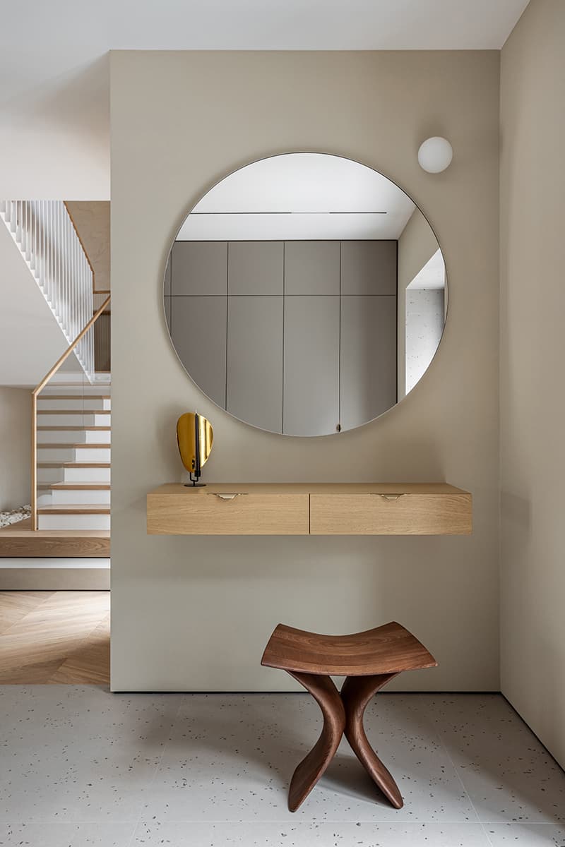 Терраса с сезонной кухней, комната для йоги и панорамный аквариум в интерьере квартиры для большой семьи — проект Алексея и Екатерины Савицких