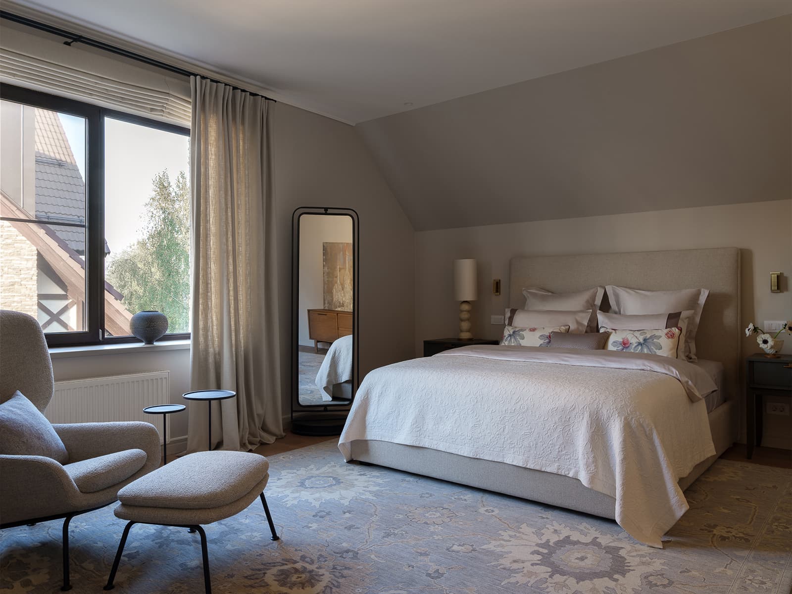 Досуговая зона в мансарде и старинный рояль в интерьере с классическими деталями — проект Татьяны Булах