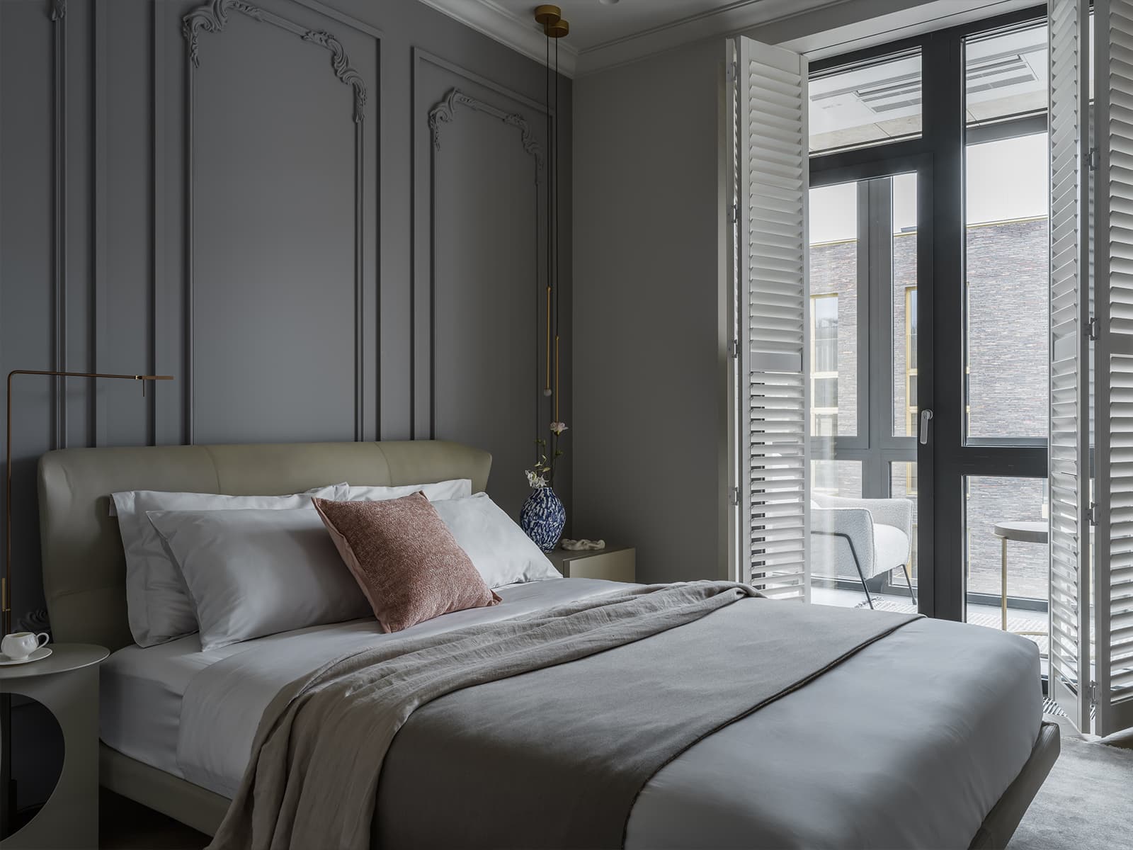 Панно по эскизам нейросети и раздельные спальни в интерьере квартиры — проект Марии Тимофеевой