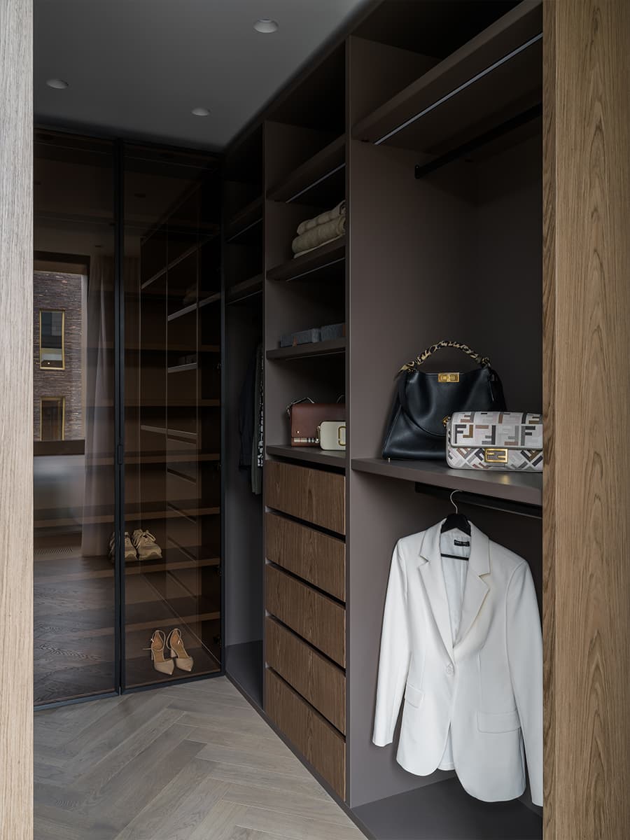 Панно по эскизам нейросети и раздельные спальни в интерьере квартиры — проект Марии Тимофеевой