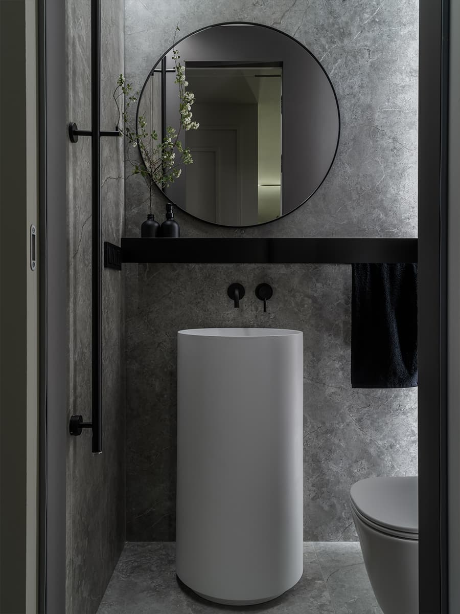 Панно по эскизам нейросети и раздельные спальни в интерьере квартиры — проект Марии Тимофеевой