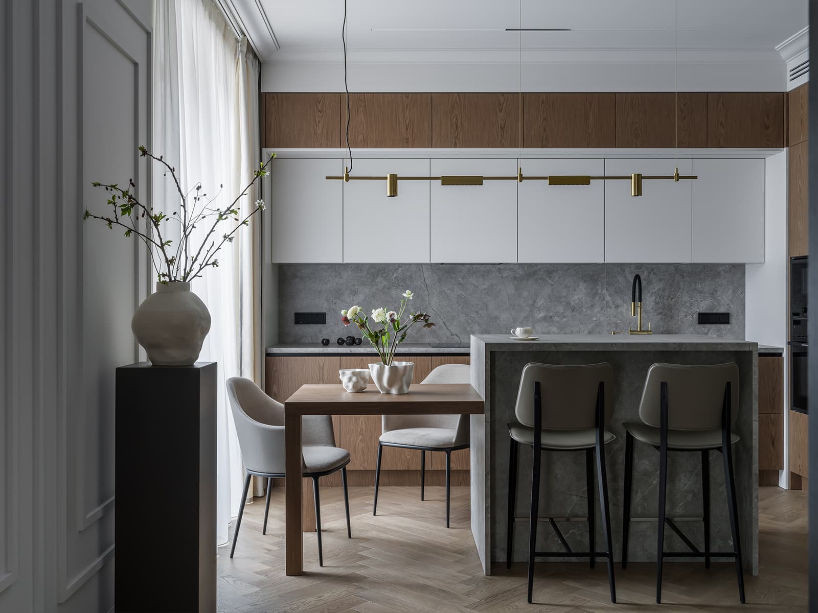 Панно по эскизам нейросети и раздельные спальни в интерьере квартиры — проект Марии Тимофеевой