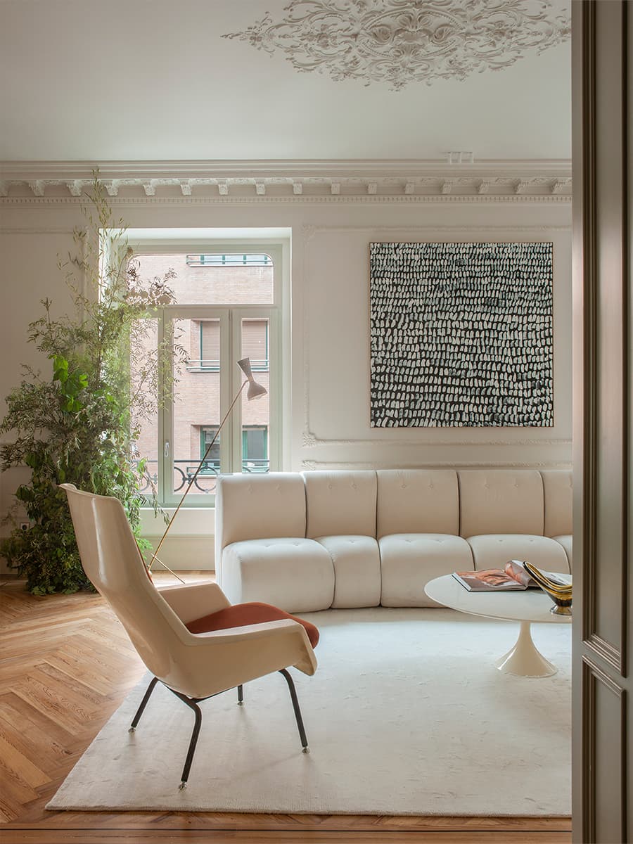 Классические элементы, натуральный мрамор и отсылки к французскому романтизму в интерьере квартиры в Саламанке — проект Галана Собрини