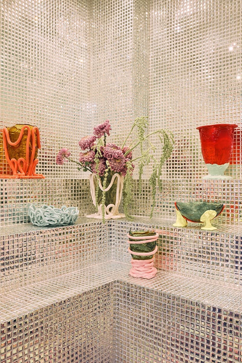 Собственный бар, яркая палитра и концептуальные детали в интерьере модного бутика — проект студии Uchronia