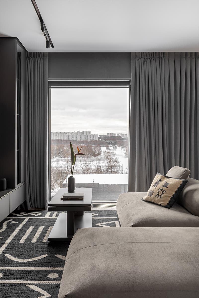 Африканский декор и искусство из коллекции заказчика в интерьере минималистичной квартиры — проект Полины Граубергер