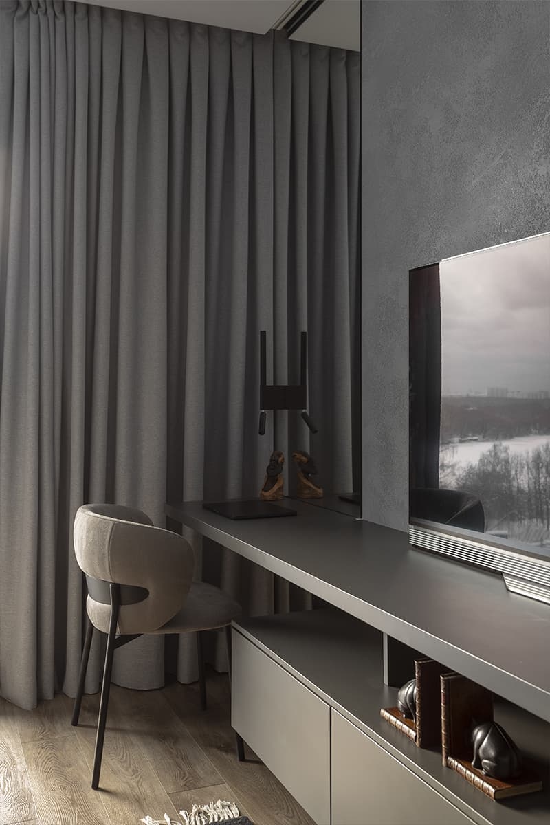 Африканский декор и искусство из коллекции заказчика в интерьере минималистичной квартиры — проект Полины Граубергер