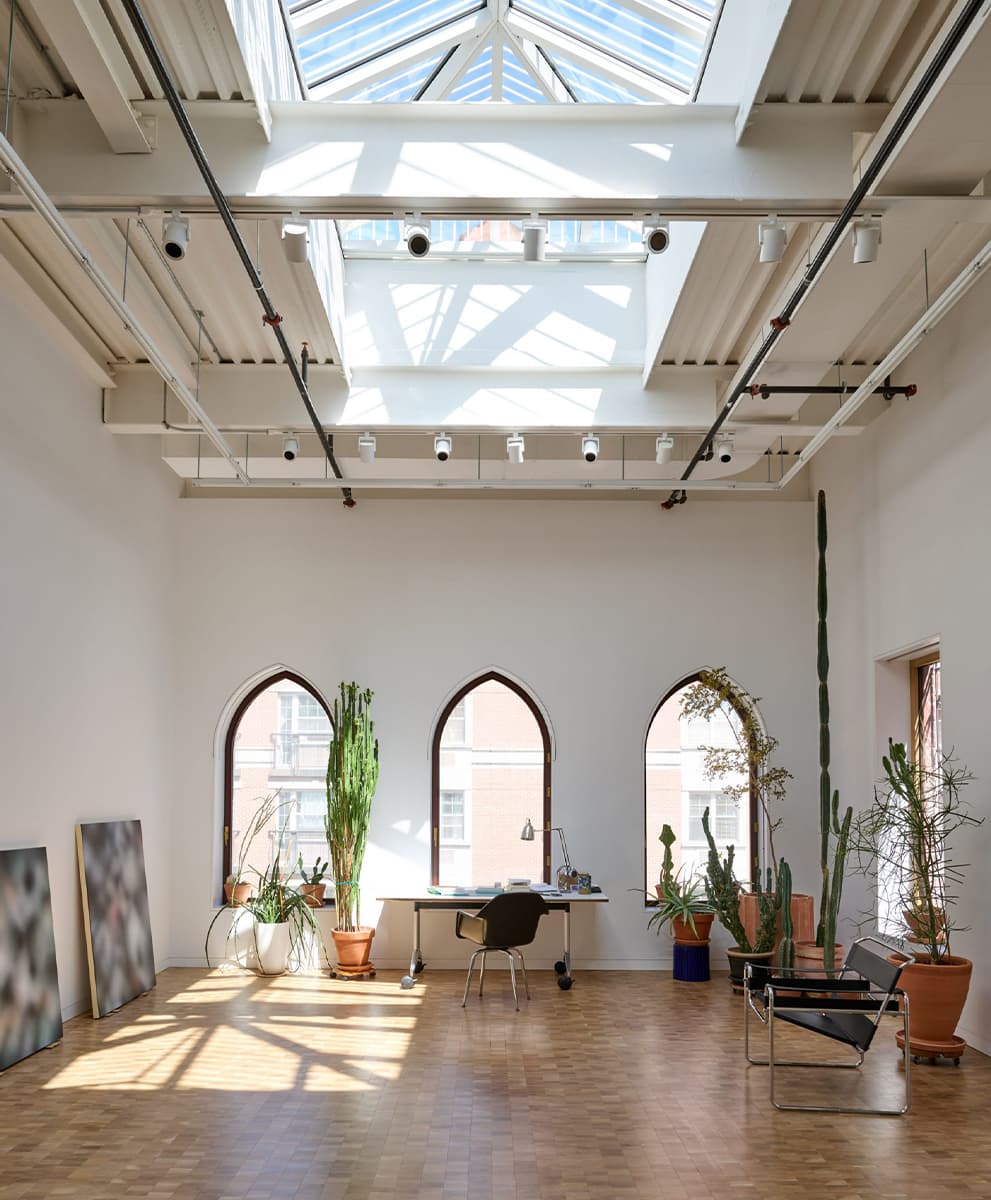 Двусветная гостиная и сдвоенные окна в интерьере бывшего дома священника из Нью-Йорка — проект студии GRT Architects