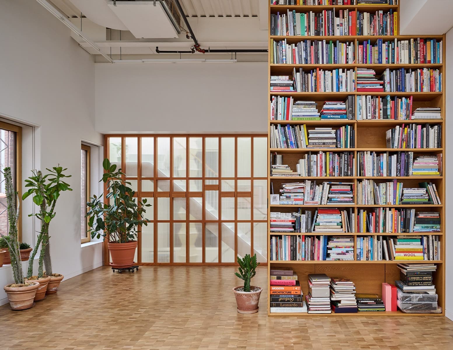 Двусветная гостиная и сдвоенные окна в интерьере бывшего дома священника из Нью-Йорка — проект студии GRT Architects