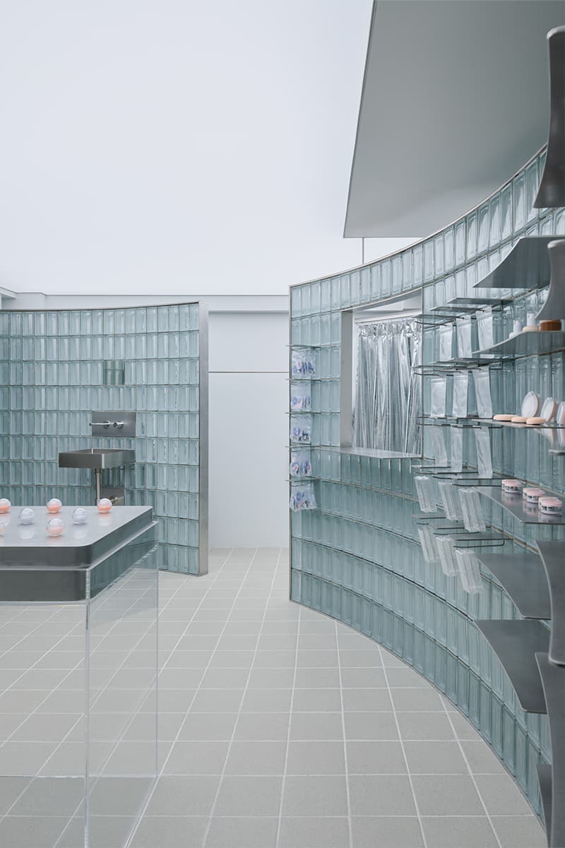 Стеклянная перегородка и акриловые дверные ручки в аутентичном шоуруме — проект бюро Indiesalon