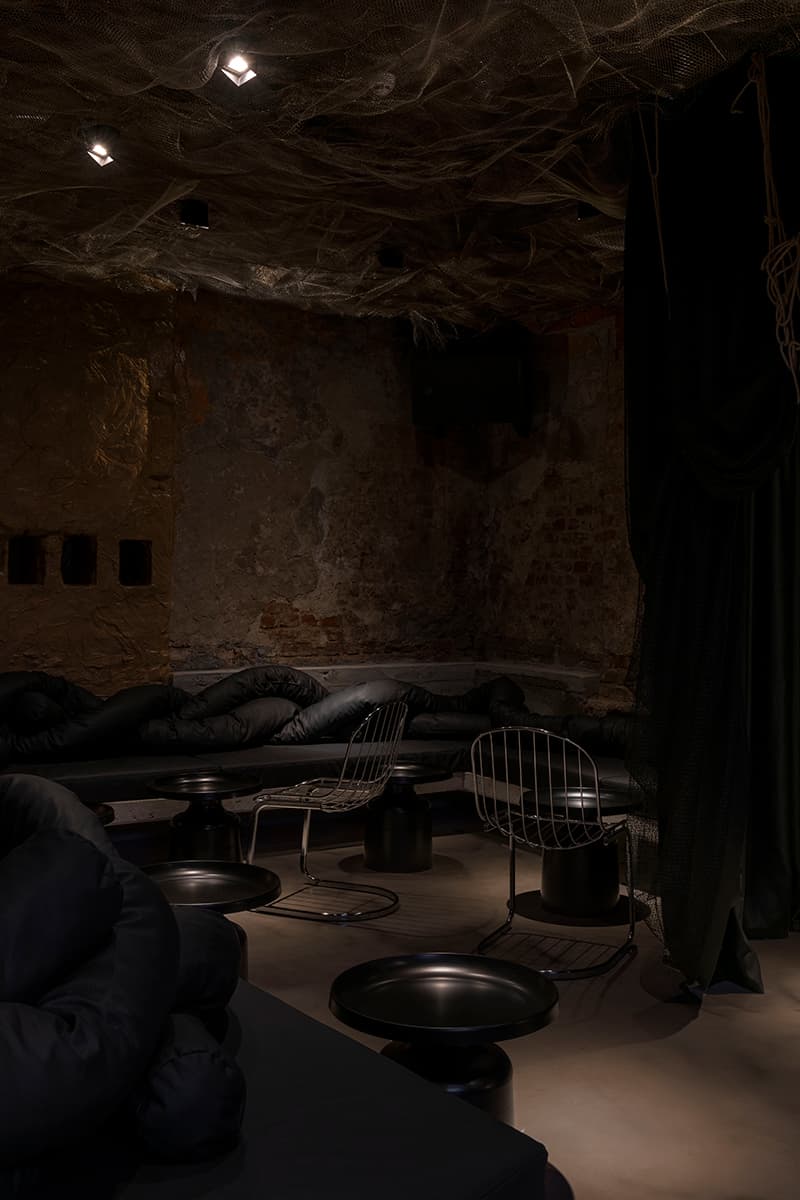 Мрачный и камерный интерьер бара в подвале бывшего кинотеатра — проект Beletskaya bureau