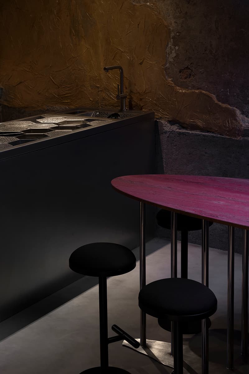 Мрачный и камерный интерьер бара в подвале бывшего кинотеатра — проект Beletskaya bureau