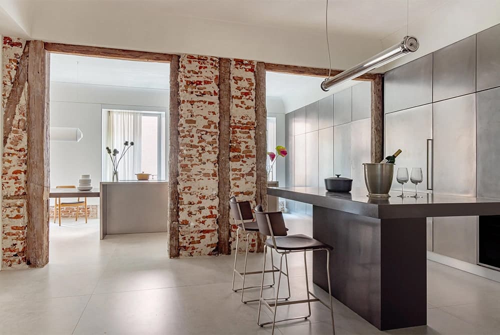 Теплый и эклектичный интерьер квартиры с винной комнатой — проект Arquid