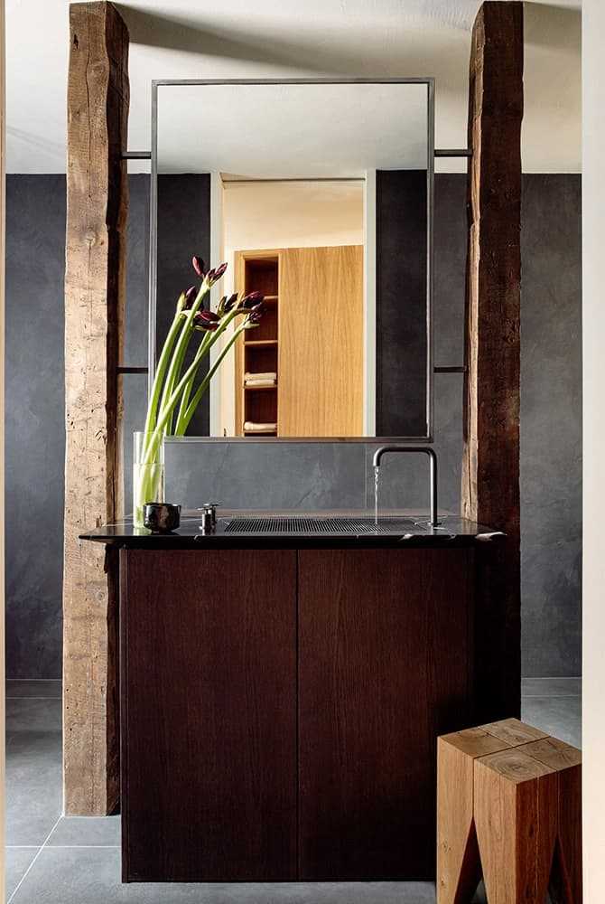 Теплый и эклектичный интерьер квартиры с винной комнатой — проект Arquid