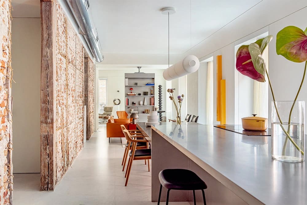 Теплый и эклектичный интерьер квартиры с винной комнатой — проект Arquid