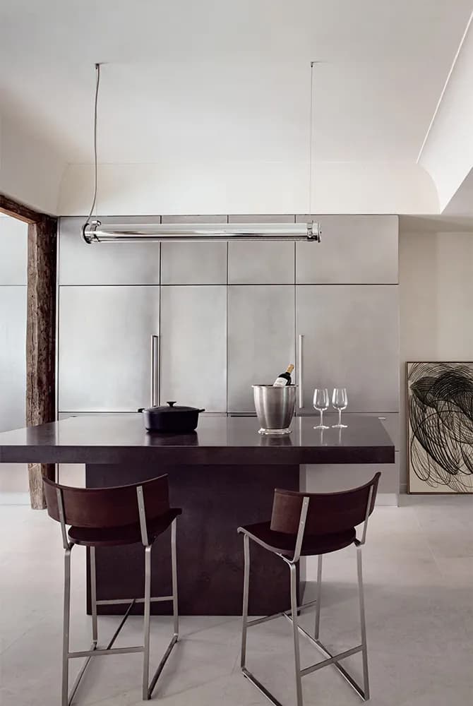 Теплый и эклектичный интерьер квартиры с винной комнатой — проект Arquid