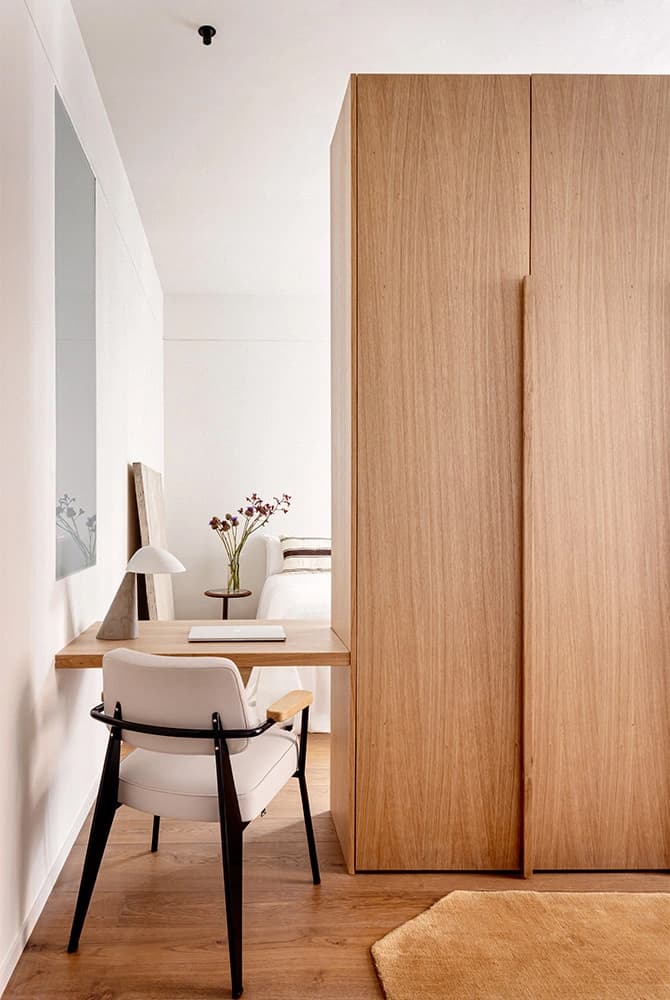 Теплый и эклектичный интерьер квартиры с винной комнатой — проект Arquid