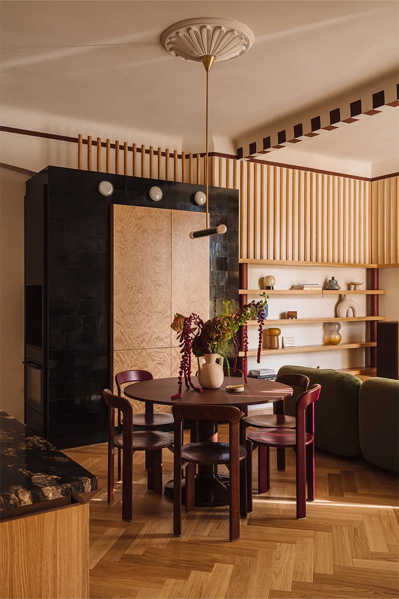 Пурпурный стол, разноцветный мрамор и округлые формы в интерьере исторической квартиры — проект бюро NOWW Studio