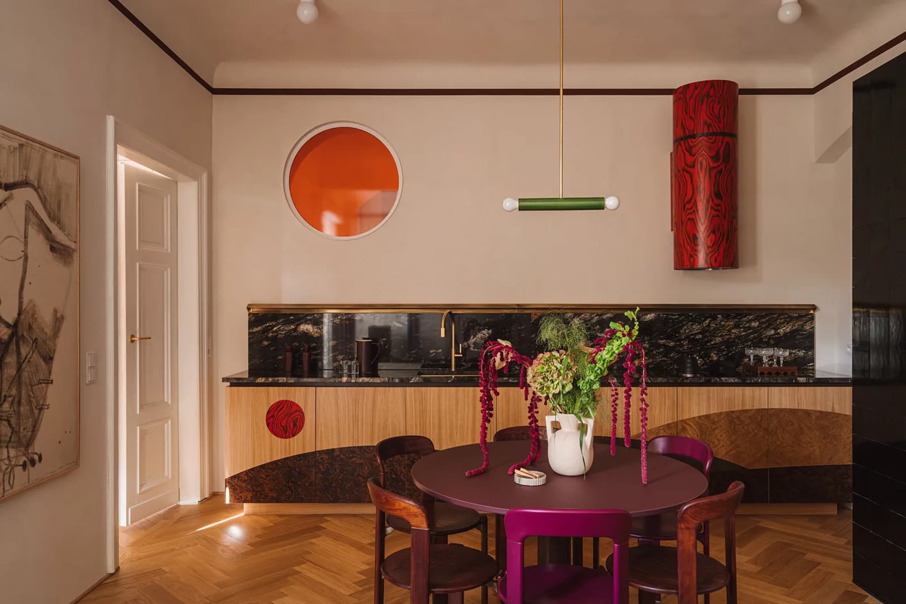Пурпурный стол, разноцветный мрамор и округлые формы в интерьере исторической квартиры — проект бюро NOWW Studio