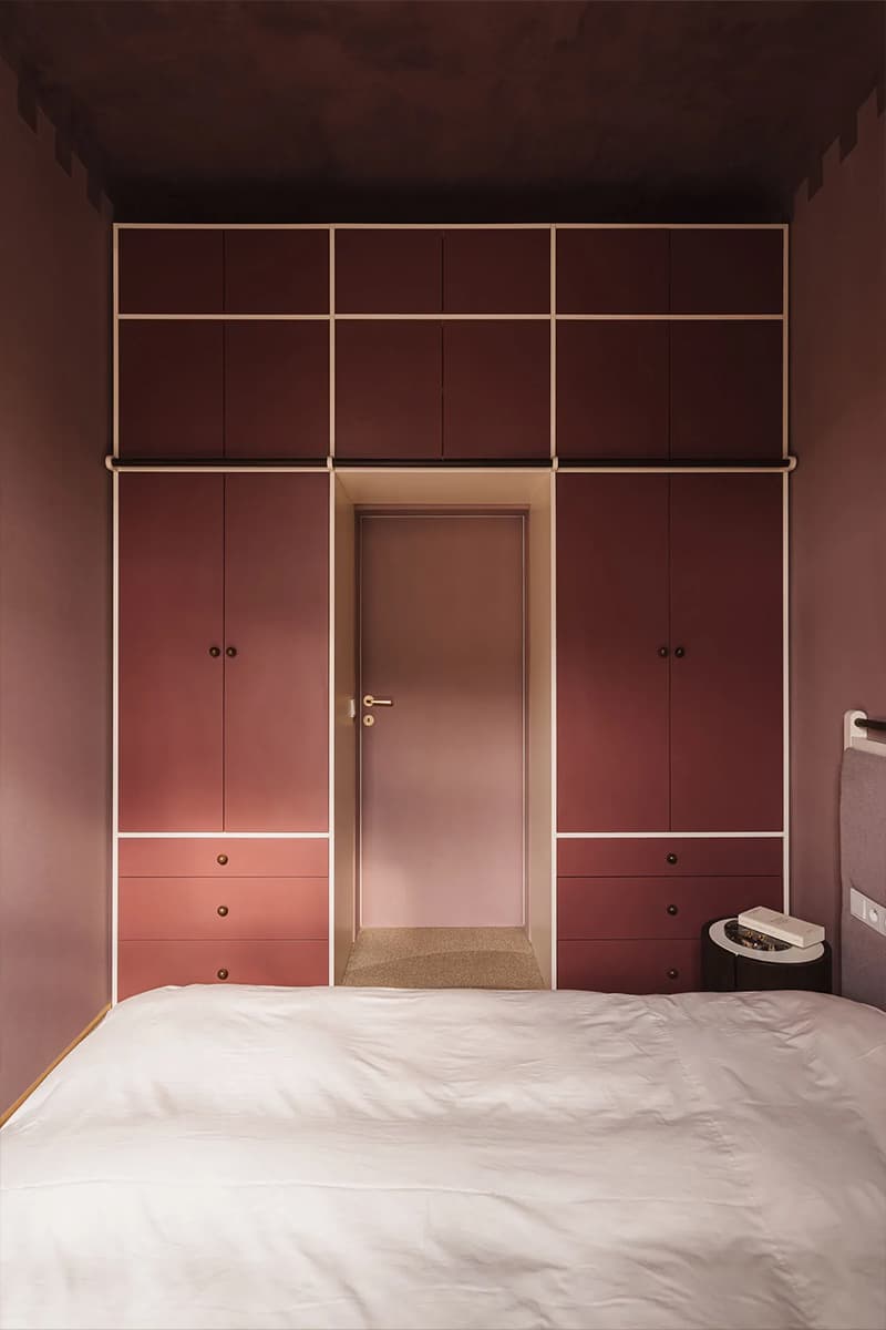 Пурпурный стол, разноцветный мрамор и округлые формы в интерьере исторической квартиры — проект бюро NOWW Studio