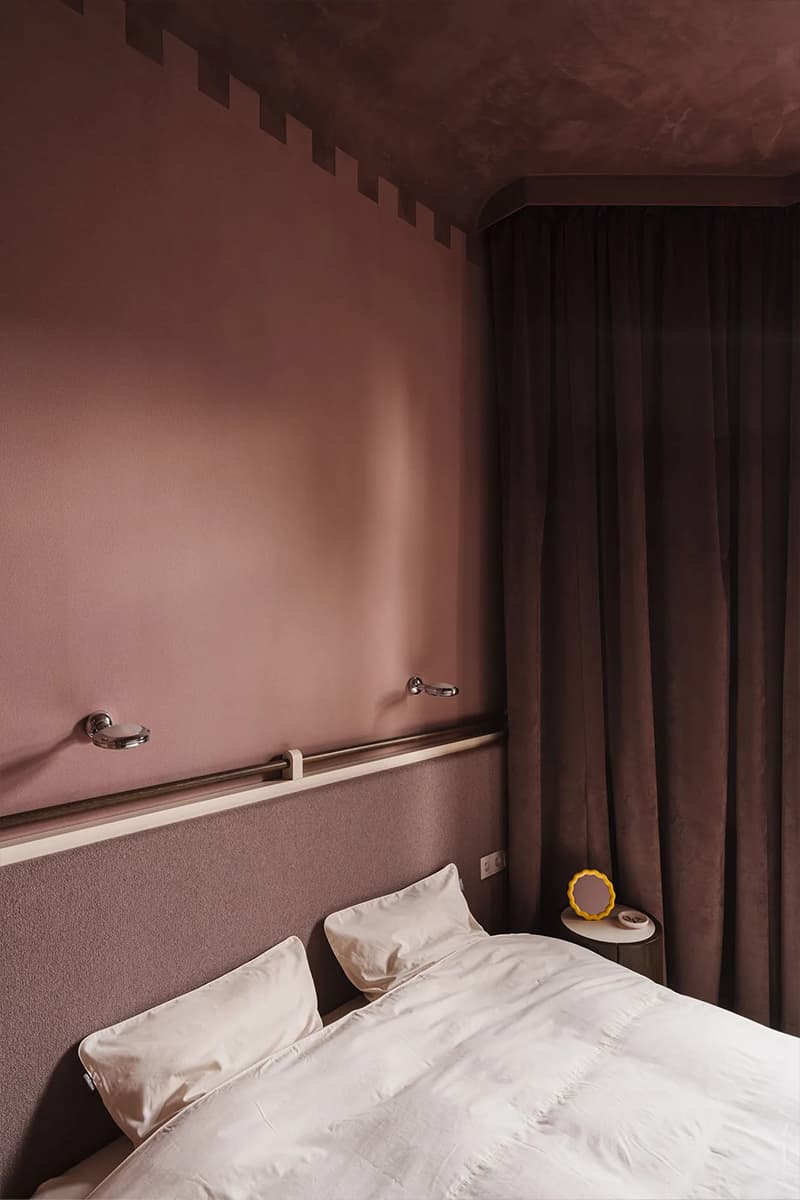 Пурпурный стол, разноцветный мрамор и округлые формы в интерьере исторической квартиры — проект бюро NOWW Studio