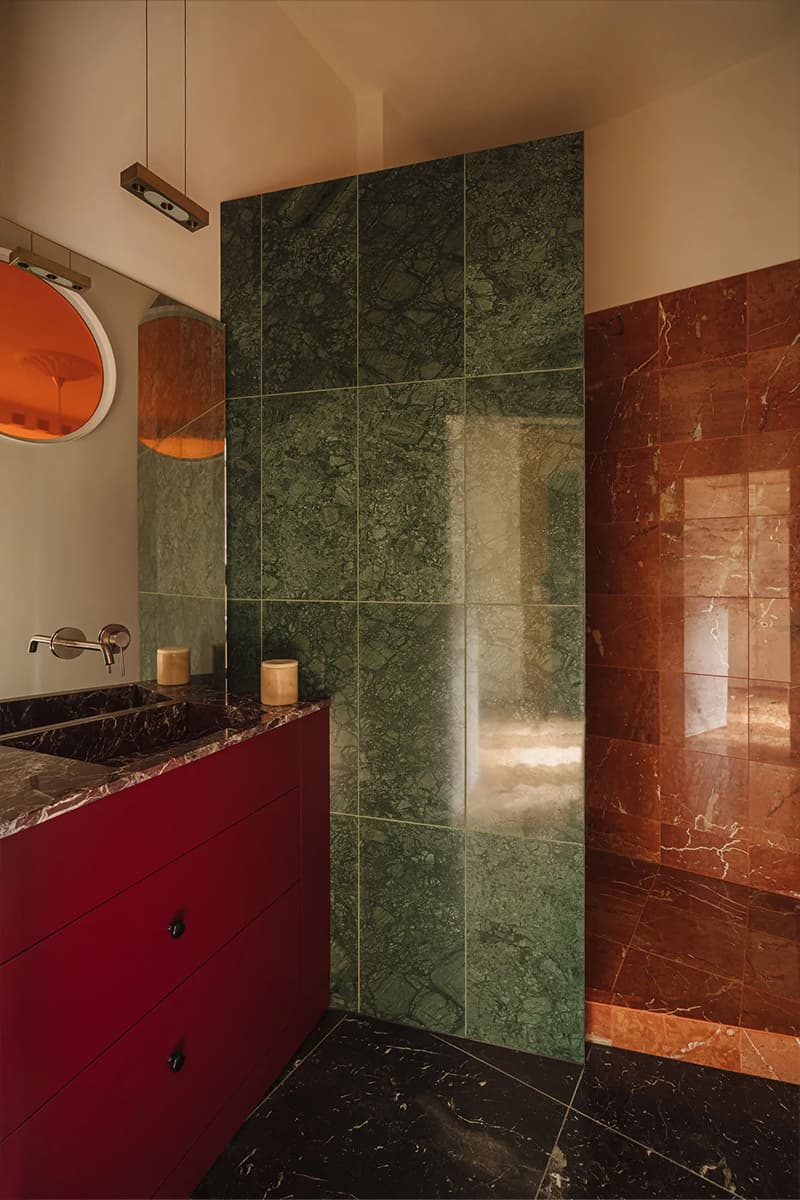 Пурпурный стол, разноцветный мрамор и округлые формы в интерьере исторической квартиры — проект бюро NOWW Studio