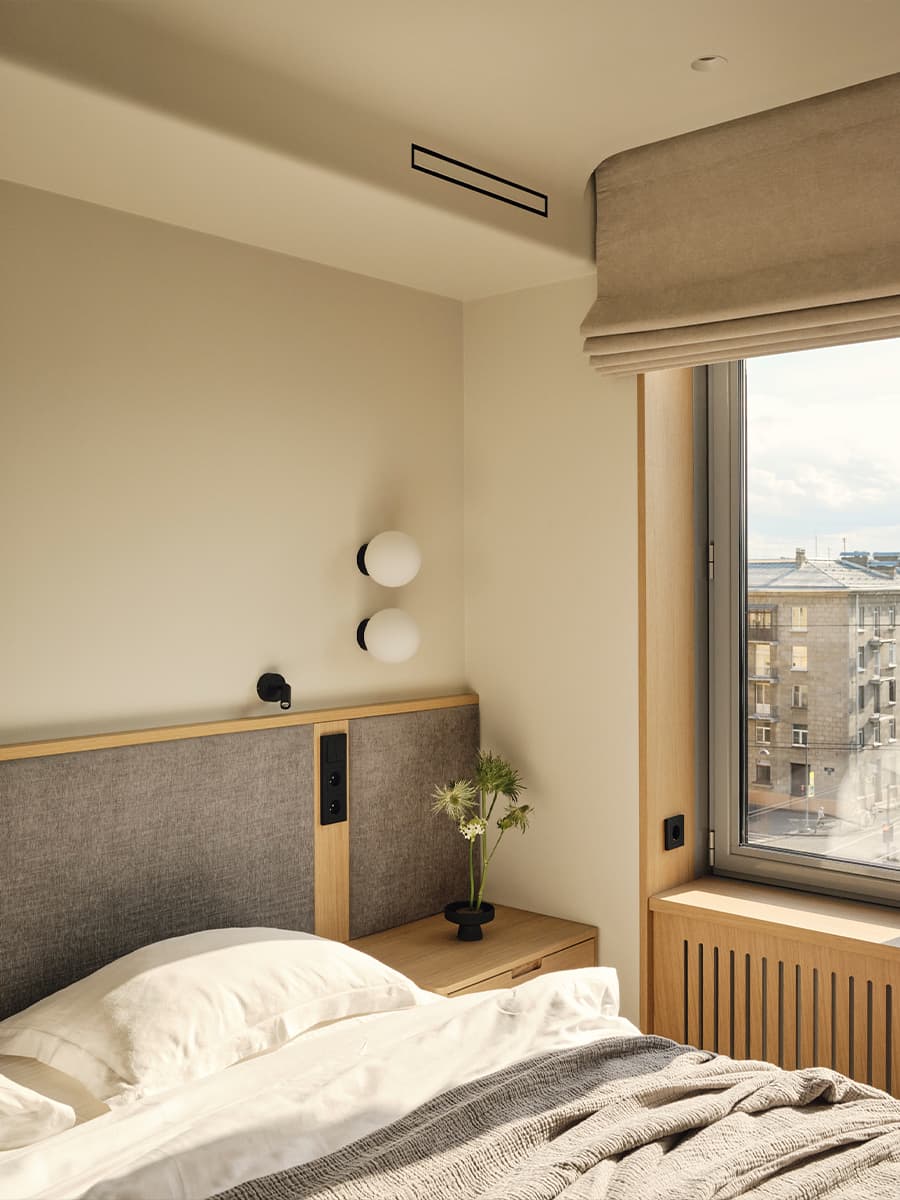 Необычный проход из кухни в кабинет в мягком интерьере петербургской квартиры — проект VOLVES interior