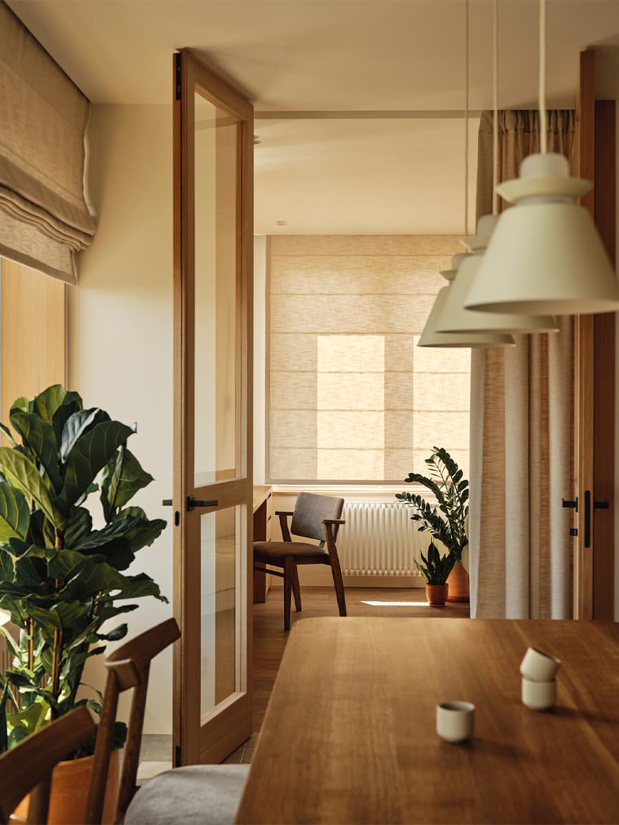 Необычный проход из кухни в кабинет в мягком интерьере петербургской квартиры — проект VOLVES interior