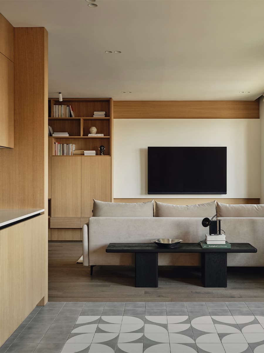 Необычный проход из кухни в кабинет в мягком интерьере петербургской квартиры — проект VOLVES interior