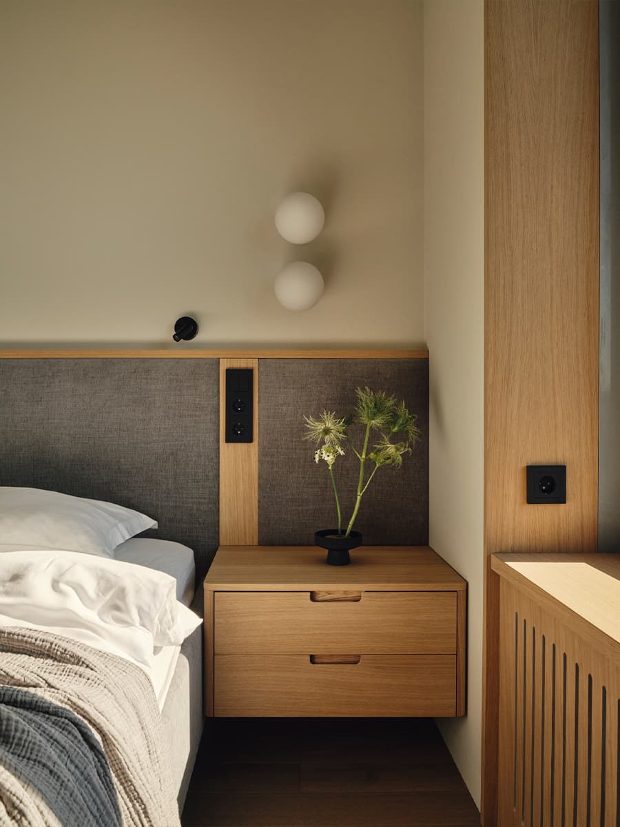 Необычный проход из кухни в кабинет в мягком интерьере петербургской квартиры — проект VOLVES interior