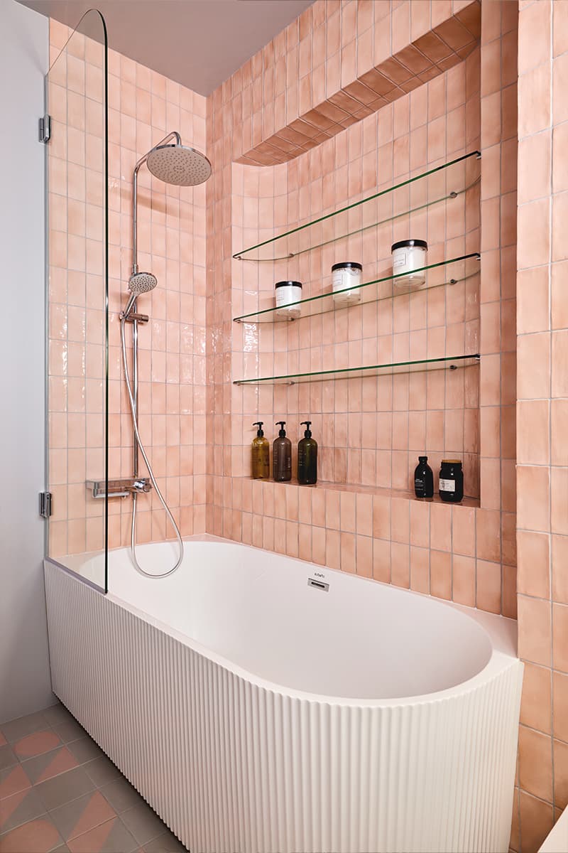 Наполненный цветом и теплыми фактурами интерьер квартиры с кабинетом на лоджии — проект Полины Коптевой