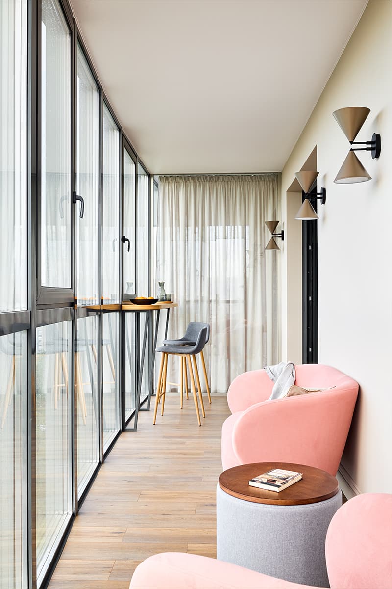 Наполненный цветом и теплыми фактурами интерьер квартиры с кабинетом на лоджии — проект Полины Коптевой