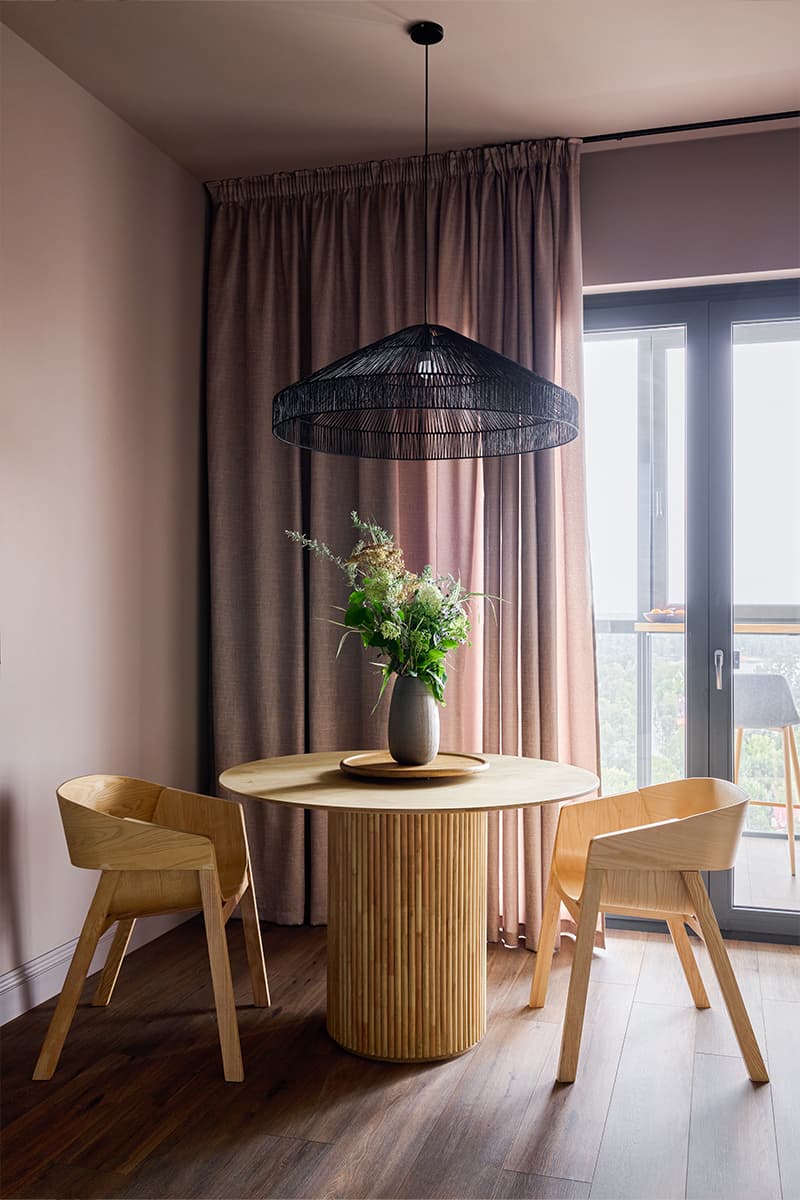 Наполненный цветом и теплыми фактурами интерьер квартиры с кабинетом на лоджии — проект Полины Коптевой