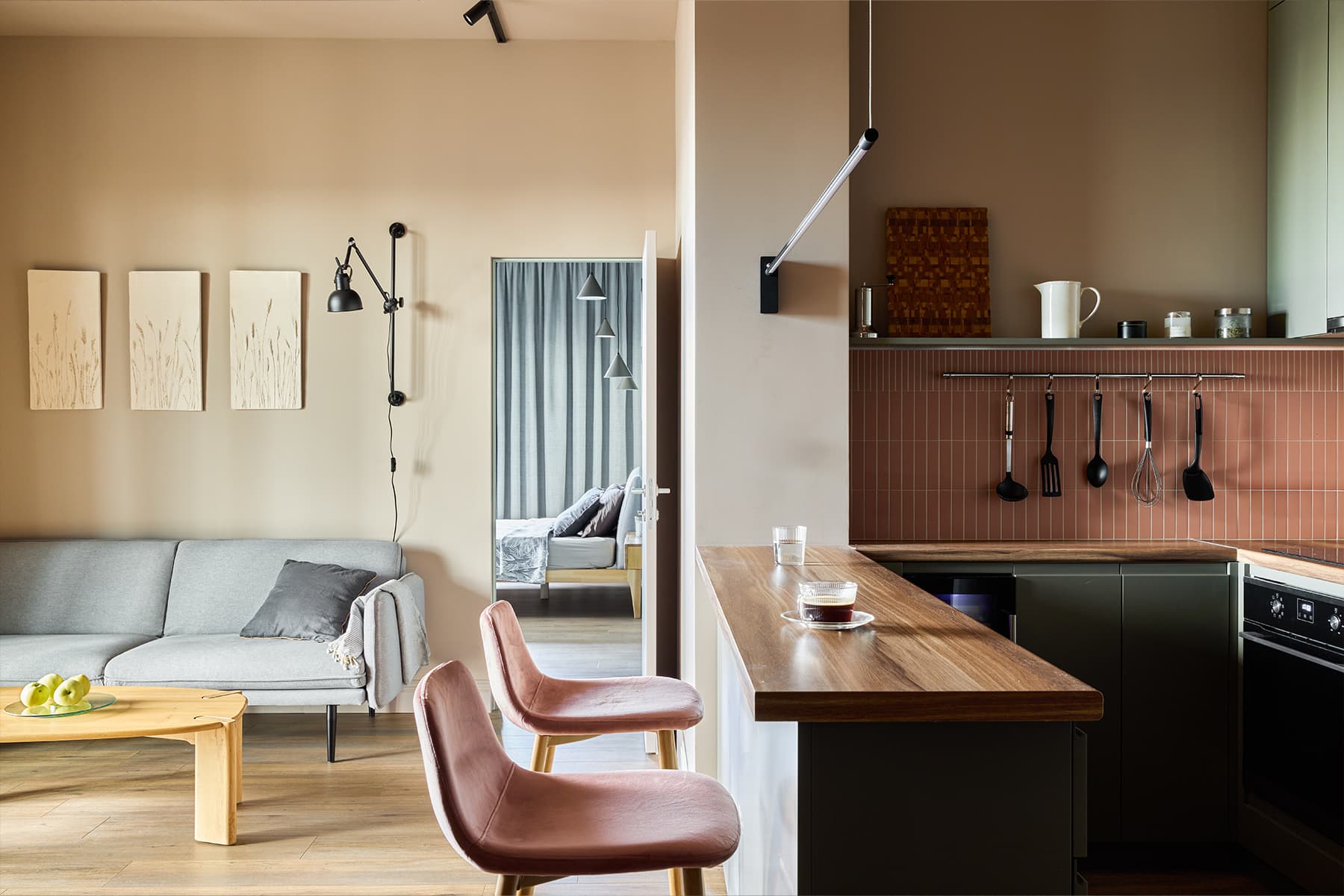 Наполненный цветом и теплыми фактурами интерьер квартиры с кабинетом на лоджии — проект Полины Коптевой