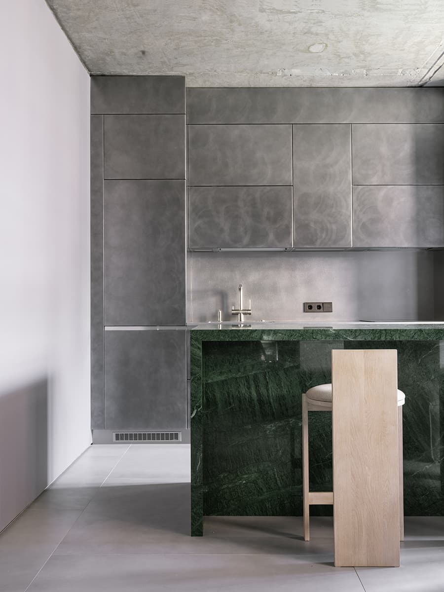 Монохромный интерьер квартиры с мужским характером в Ростове-на-Дону — проект Алексея Аладашвили