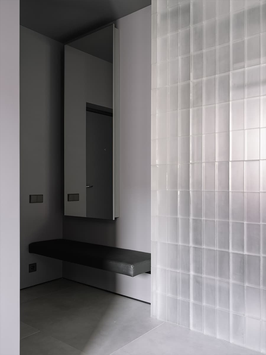 Монохромный интерьер квартиры с мужским характером в Ростове-на-Дону — проект Алексея Аладашвили