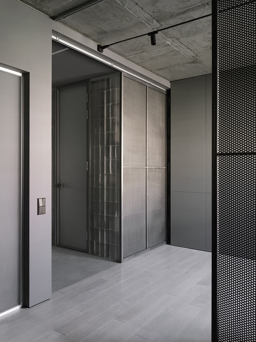 Монохромный интерьер квартиры с мужским характером в Ростове-на-Дону — проект Алексея Аладашвили