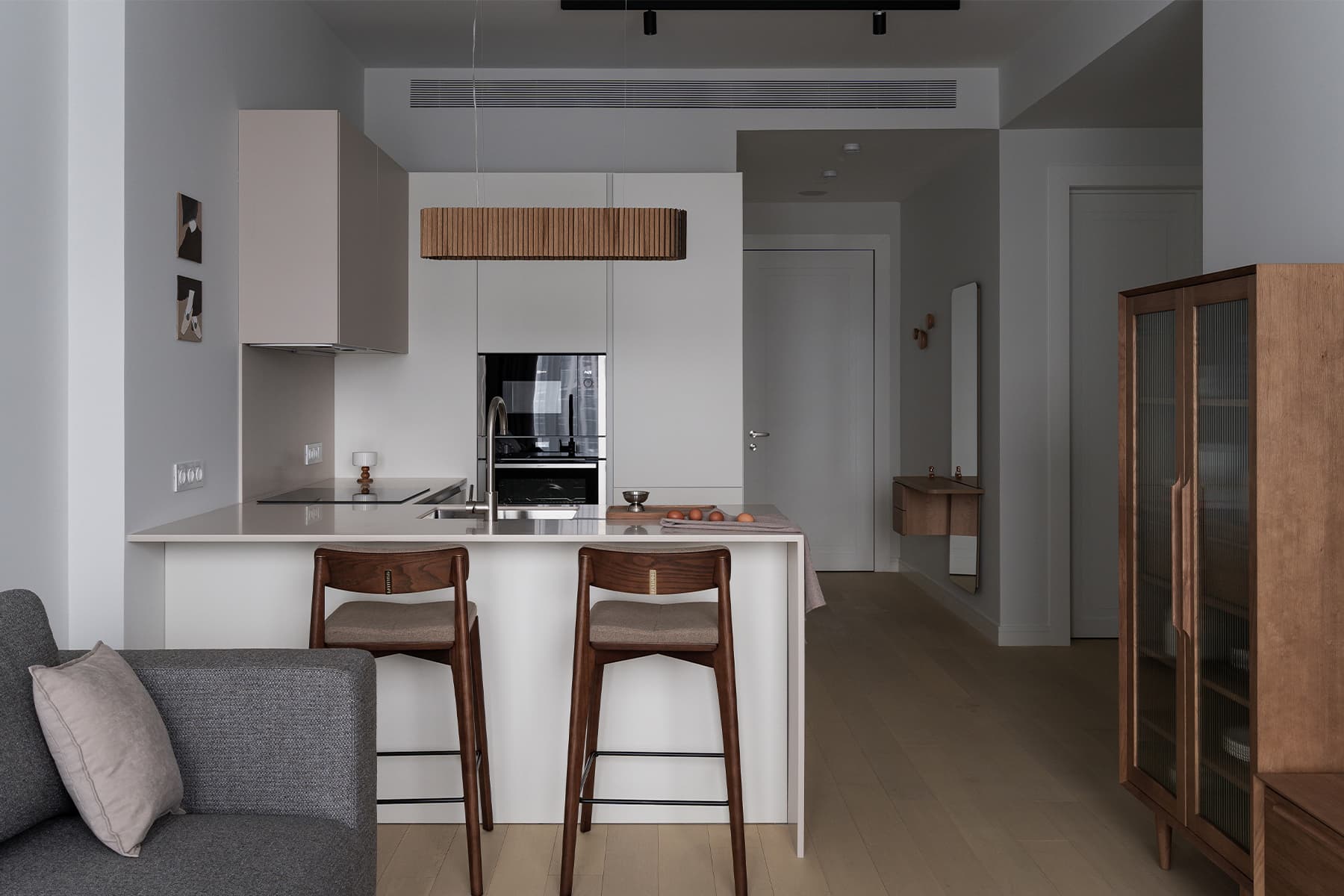 Экологичные материалы и нейтральная палитра в интерьере квартиры для многодетной семьи — проект Ксении Харламовой