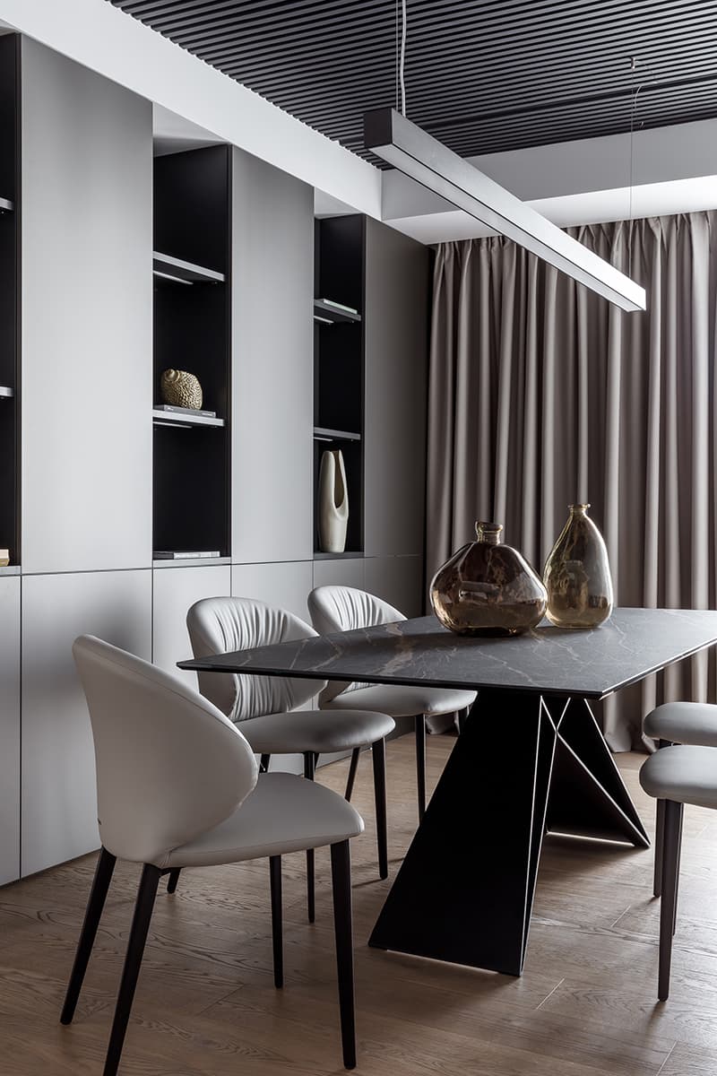 Кухня с металлизированными фасадами в просторной сочинской квартире — проект дизайн-студии VSREDE