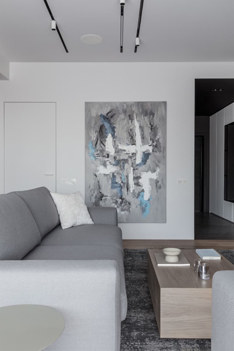 Кухня с металлизированными фасадами в просторной сочинской квартире — проект дизайн-студии VSREDE