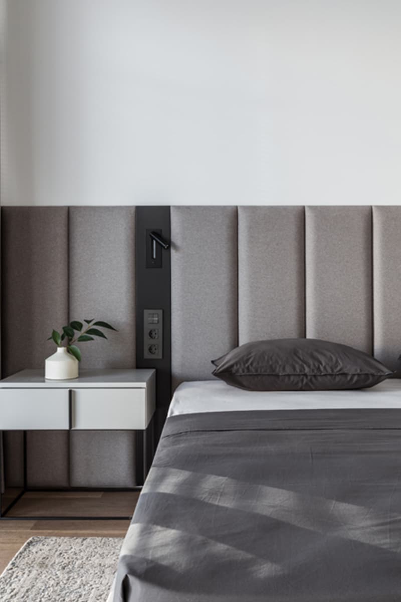 Кухня с металлизированными фасадами в просторной сочинской квартире — проект дизайн-студии VSREDE