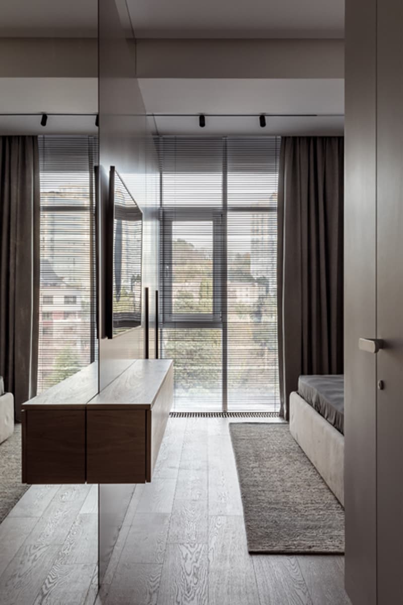 Кухня с металлизированными фасадами в просторной сочинской квартире — проект дизайн-студии VSREDE