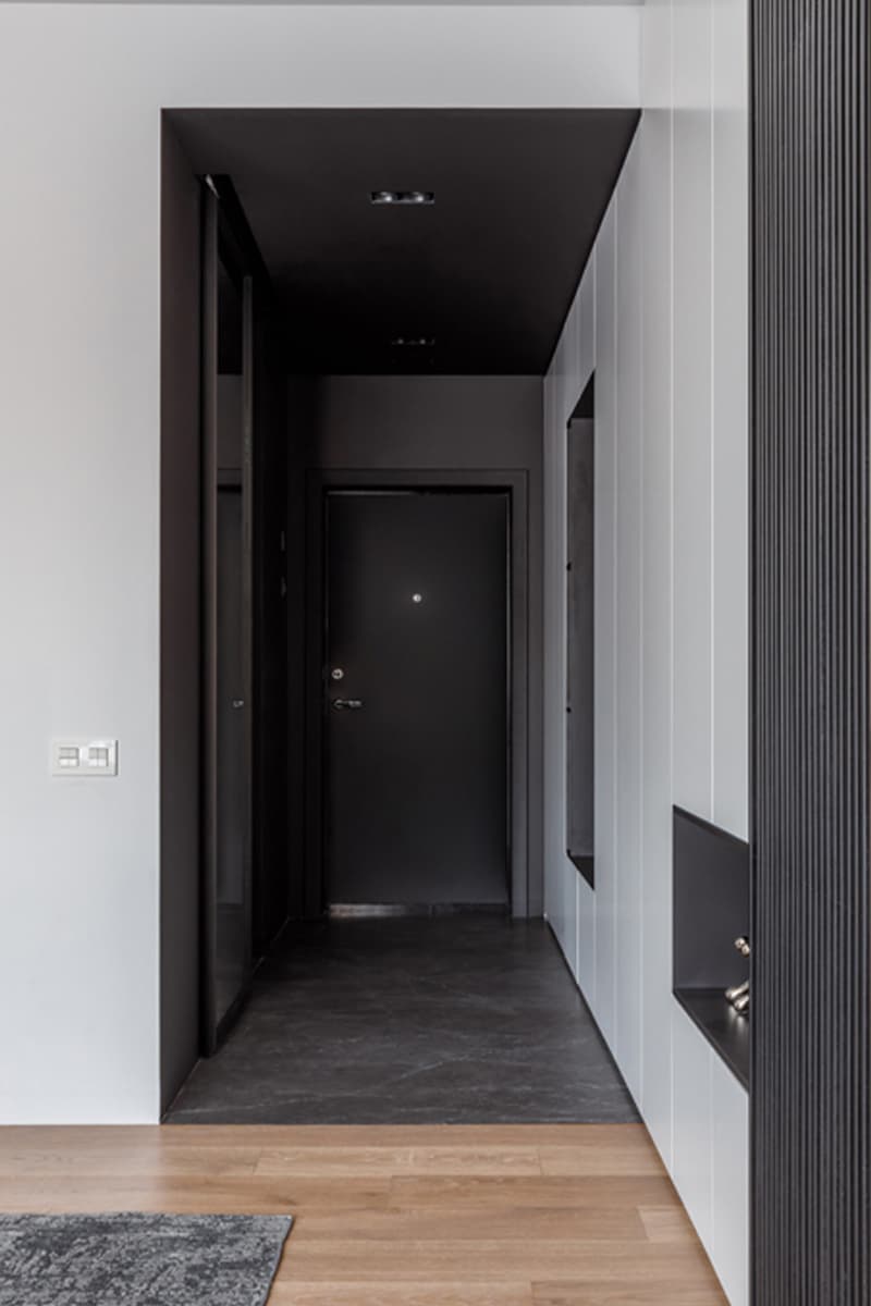 Кухня с металлизированными фасадами в просторной сочинской квартире — проект дизайн-студии VSREDE