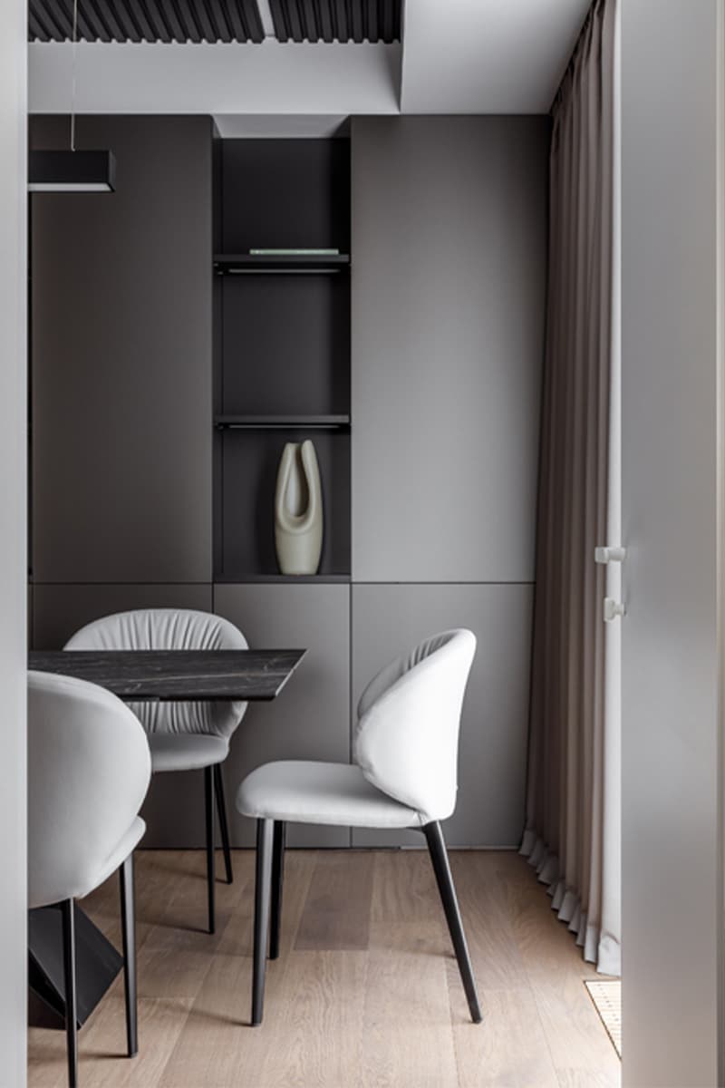 Кухня с металлизированными фасадами в просторной сочинской квартире — проект дизайн-студии VSREDE