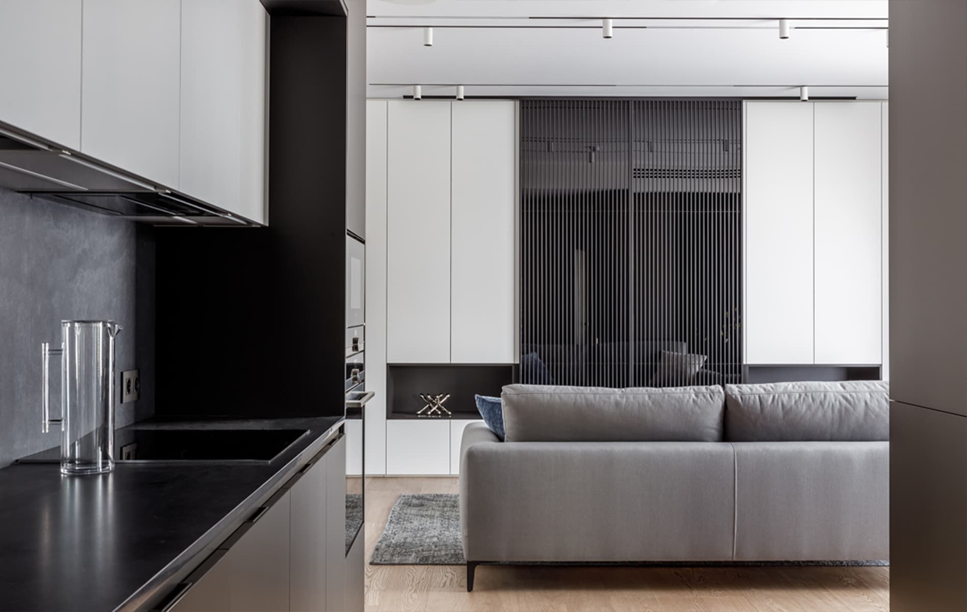 Кухня с металлизированными фасадами в просторной сочинской квартире — проект дизайн-студии VSREDE