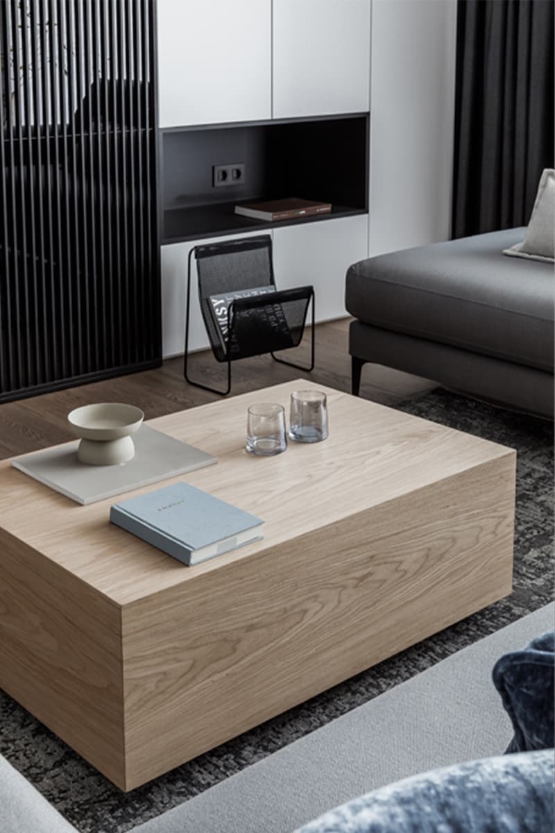 Кухня с металлизированными фасадами в просторной сочинской квартире — проект дизайн-студии VSREDE