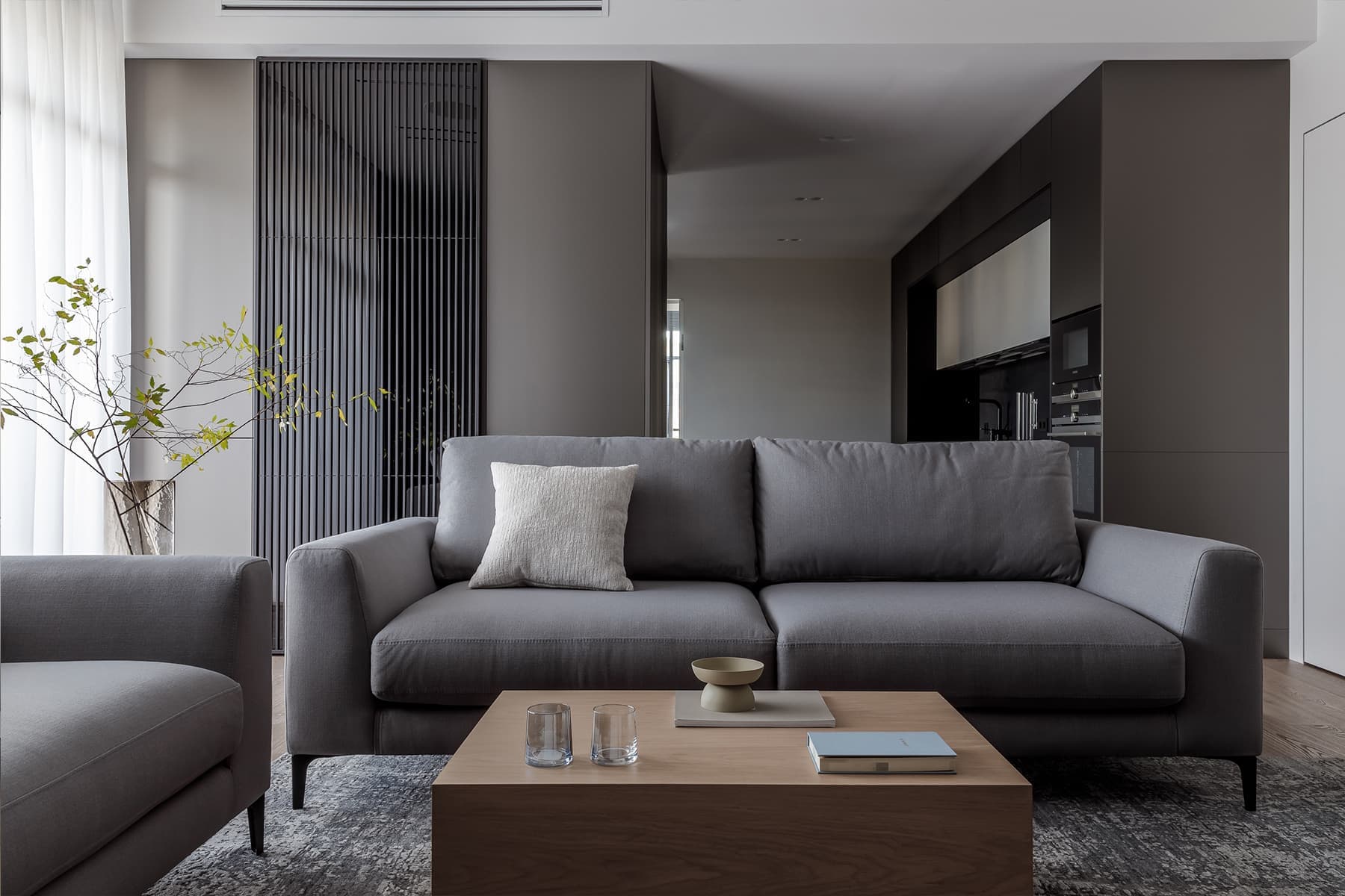 Кухня с металлизированными фасадами в просторной сочинской квартире — проект дизайн-студии VSREDE