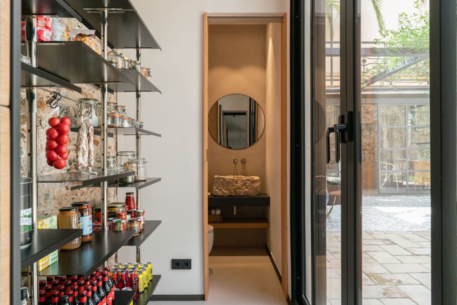 Баланс традиций и инноваций в оформлении испанской виллы с собственным садом — проект бюро Coblonal Interiorisme