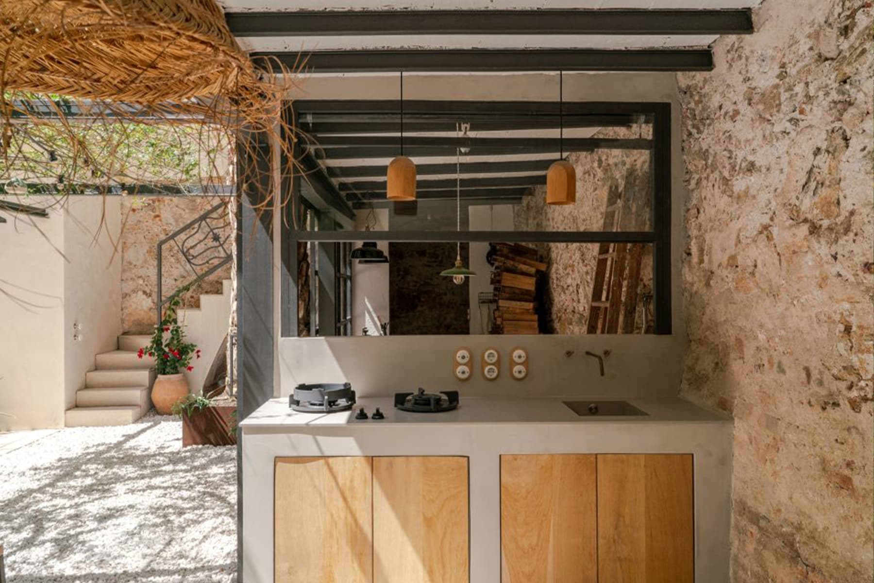 Баланс традиций и инноваций в оформлении испанской виллы с собственным садом — проект бюро Coblonal Interiorisme