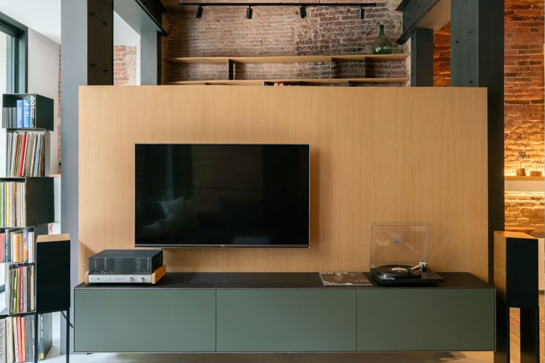 Баланс традиций и инноваций в оформлении испанской виллы с собственным садом — проект бюро Coblonal Interiorisme