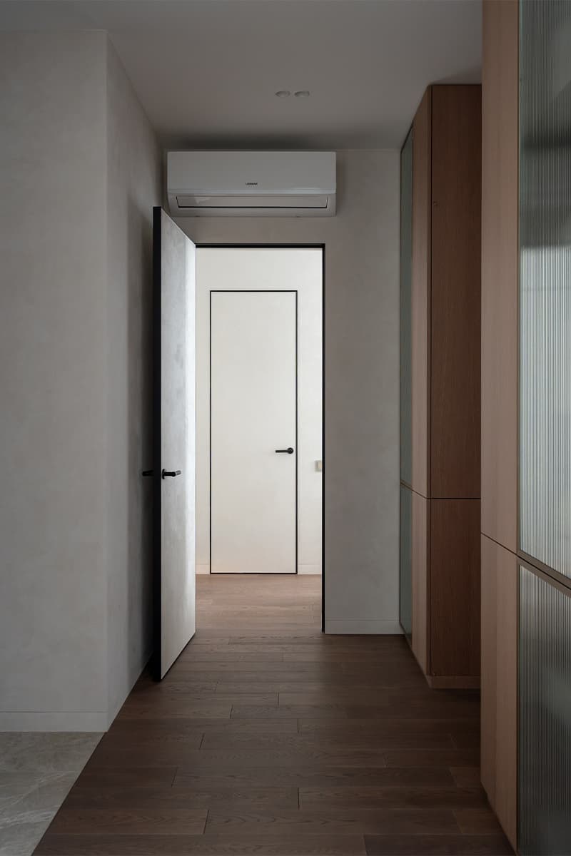 Спокойный интерьер с красочными акцентами в мебели и отделке — проект Анны Пелипчук